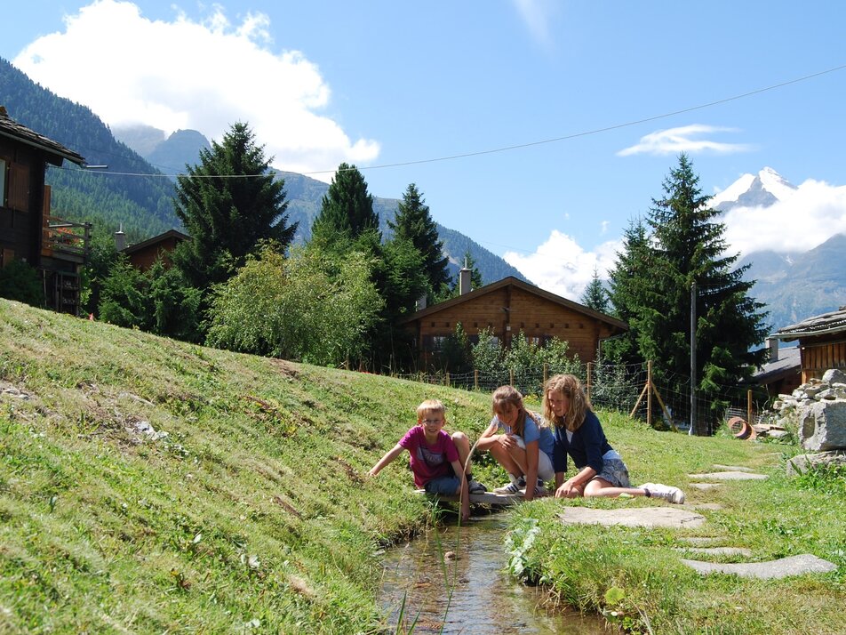 Kinder an der Suone | © Grächen St. Niklaus