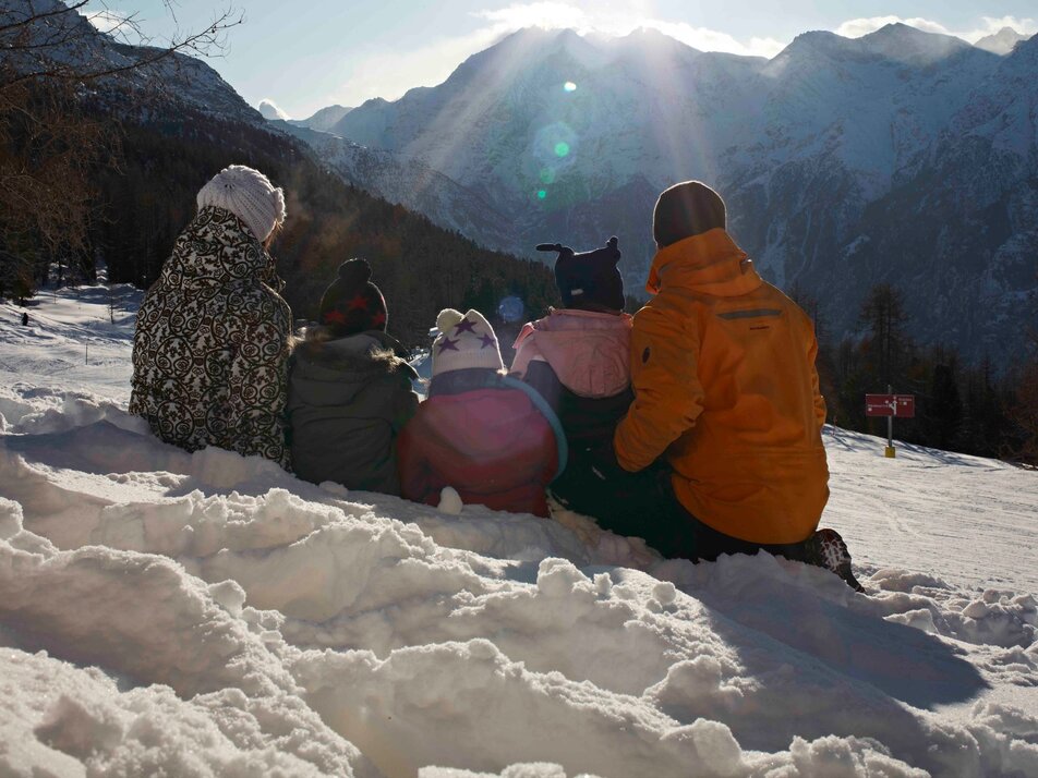 Family is sitting in the snow | © Grächen St. Niklaus